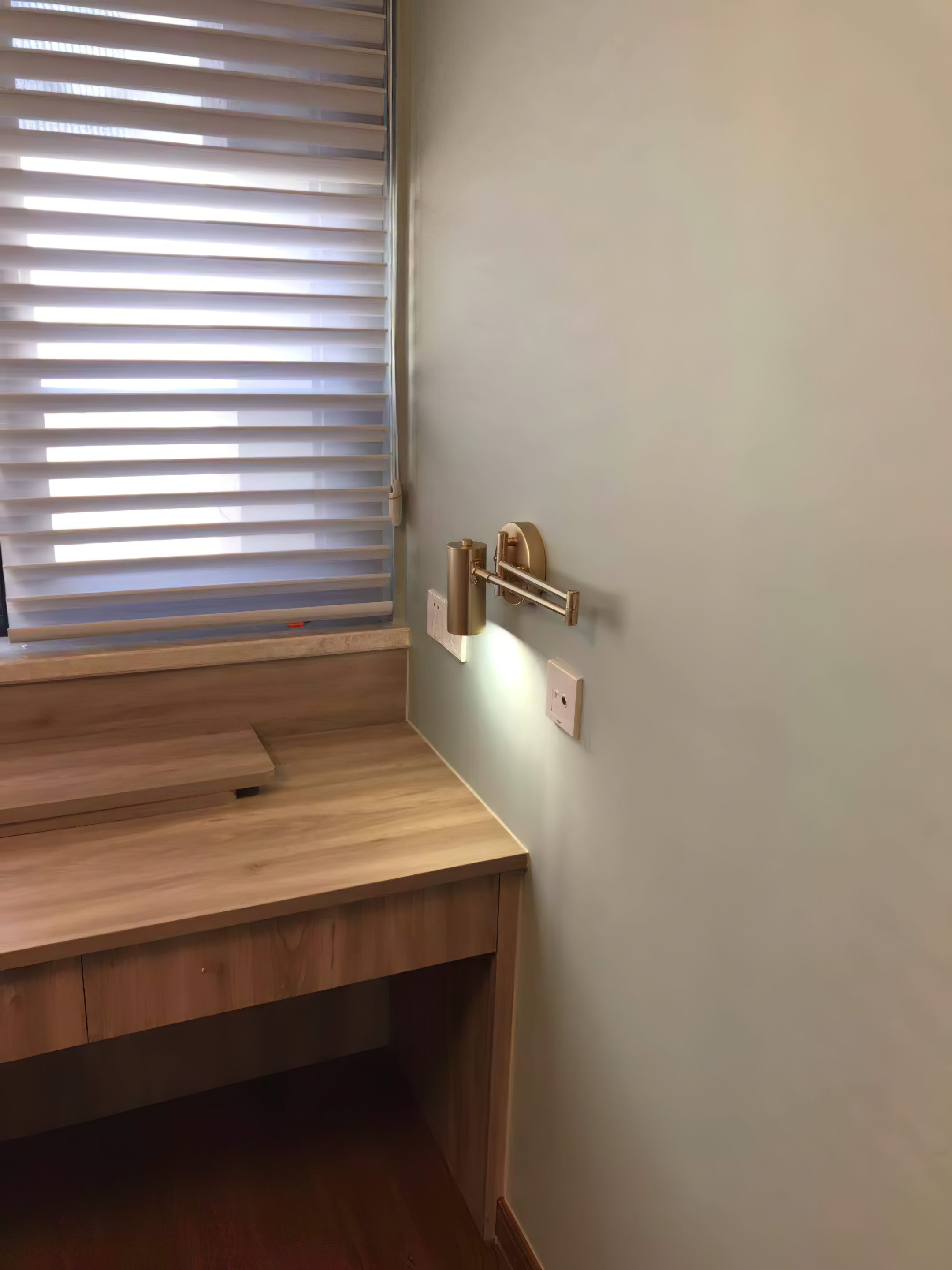 Modern Wall Light with Adjustable Arm