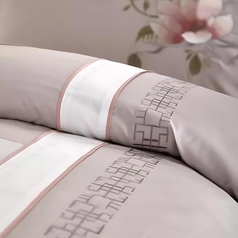 Luxurious Bedding Set Made of Egyptian Cotton with Floral Design for Ultimate Sleep Comfort