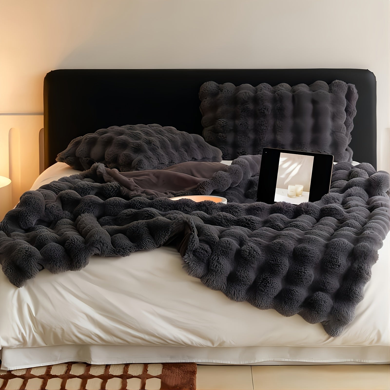 Lightweight All-Season Comforter Made of Cozy Polyester – Ideal Blanket for Pleasant Sleep Comfort