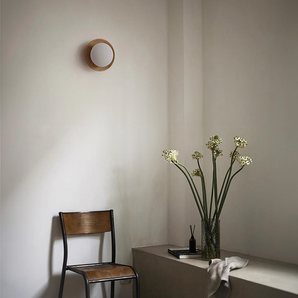 Wall Light Made of Natural Wood and White – Simple and Elegant Design for Modern Spaces