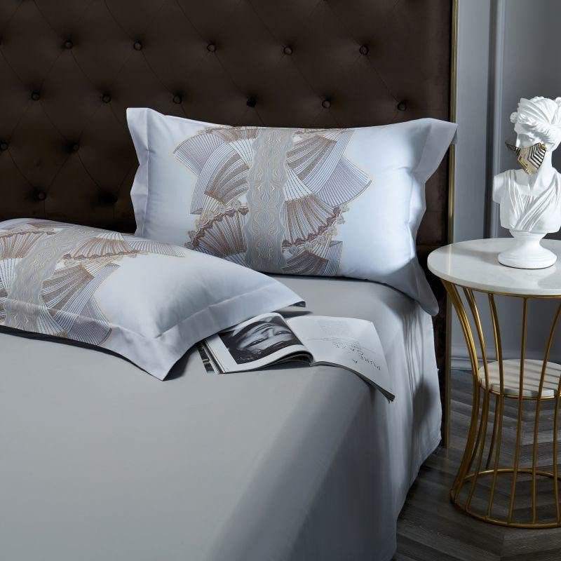 Luxurious Bedding Set Made of Egyptian Cotton in Silver and White – Elegant Comfort for Restful Nights