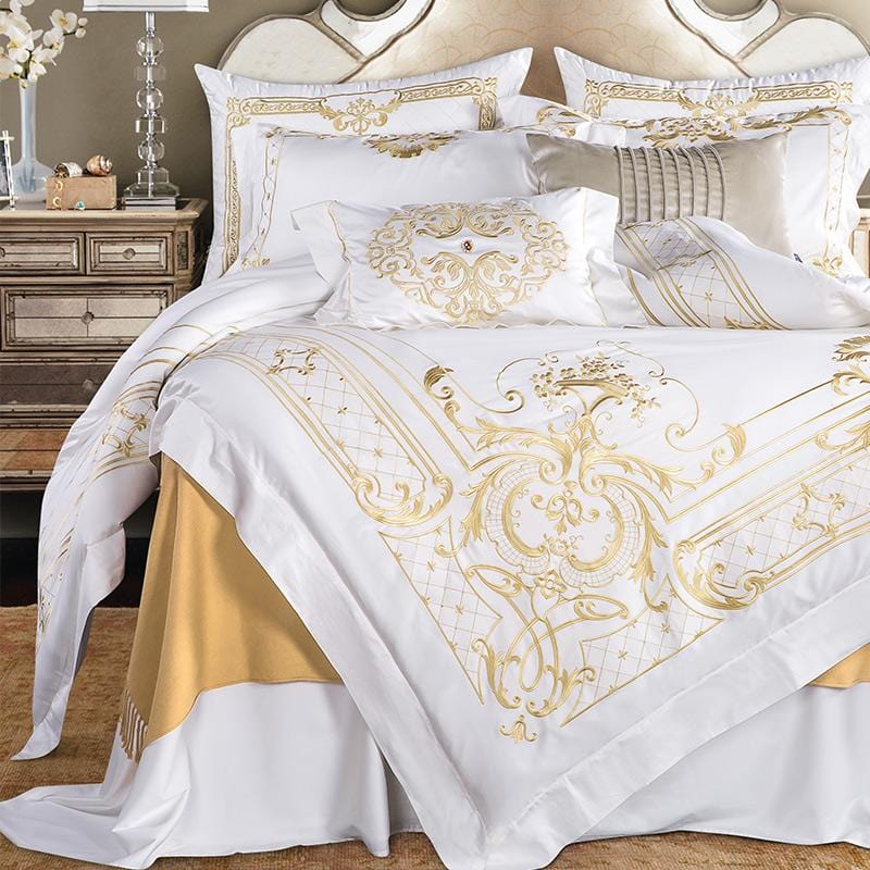 Luxurious Bedding Set in White and Gold Made from Egyptian Cotton – Elegance and Comfort for Restful Nights