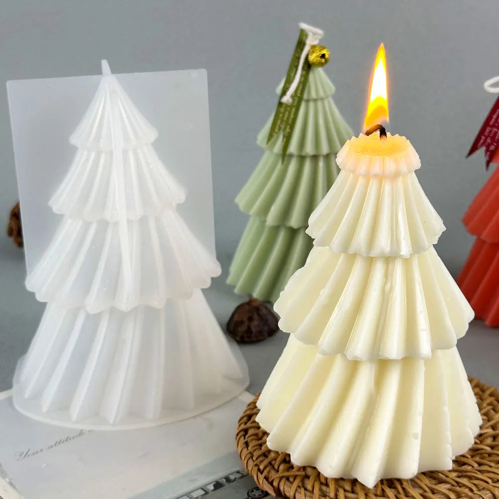 Geometric Scented Candle in Christmas Tree Shape – Festive Decoration with Pleasant Fragrance