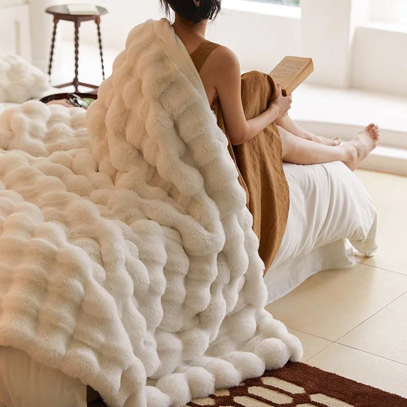 Luxurious Snuggle Blanket – Fluffy Throw for Cozy Winter Evenings, Ideal for Sofa and Bed, Warm Home Blanket for Stylish Relaxation