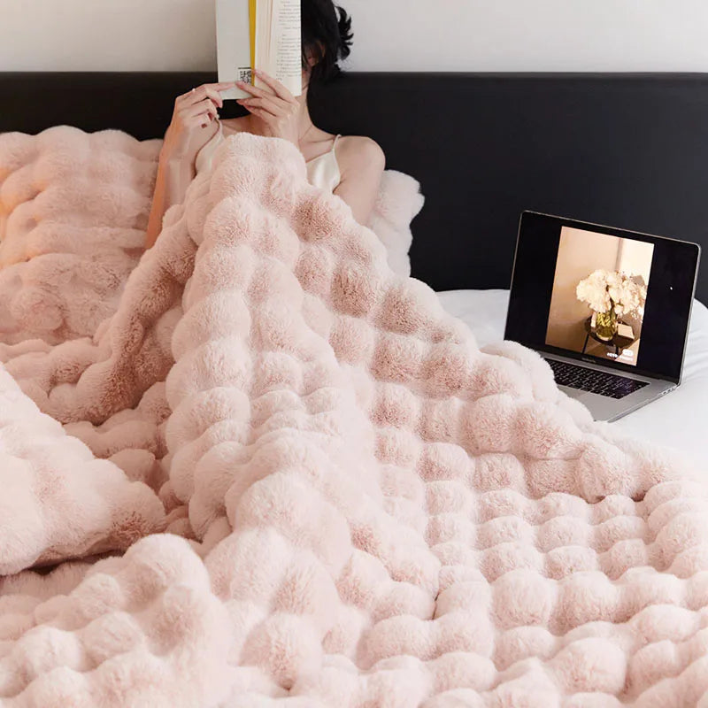 Luxurious Snuggle Blanket – Fluffy Throw for Cozy Winter Evenings, Ideal for Sofa and Bed, Warm Home Blanket for Stylish Relaxation