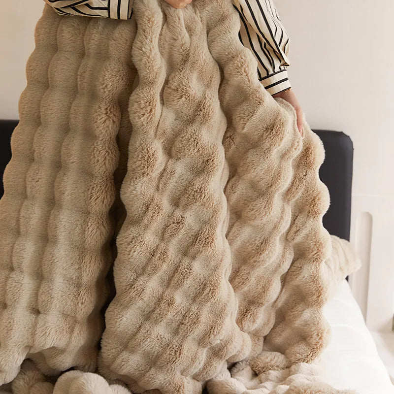 Luxurious Snuggle Blanket – Fluffy Throw for Cozy Winter Evenings, Ideal for Sofa and Bed, Warm Home Blanket for Stylish Relaxation