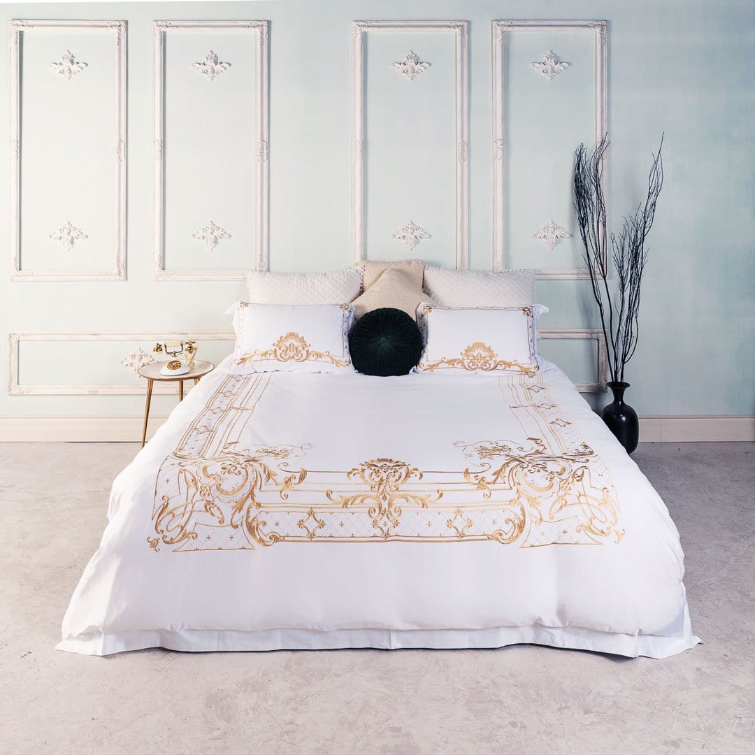 Luxurious Bedding Set in White and Gold Made from Egyptian Cotton – Elegance and Comfort for Restful Nights