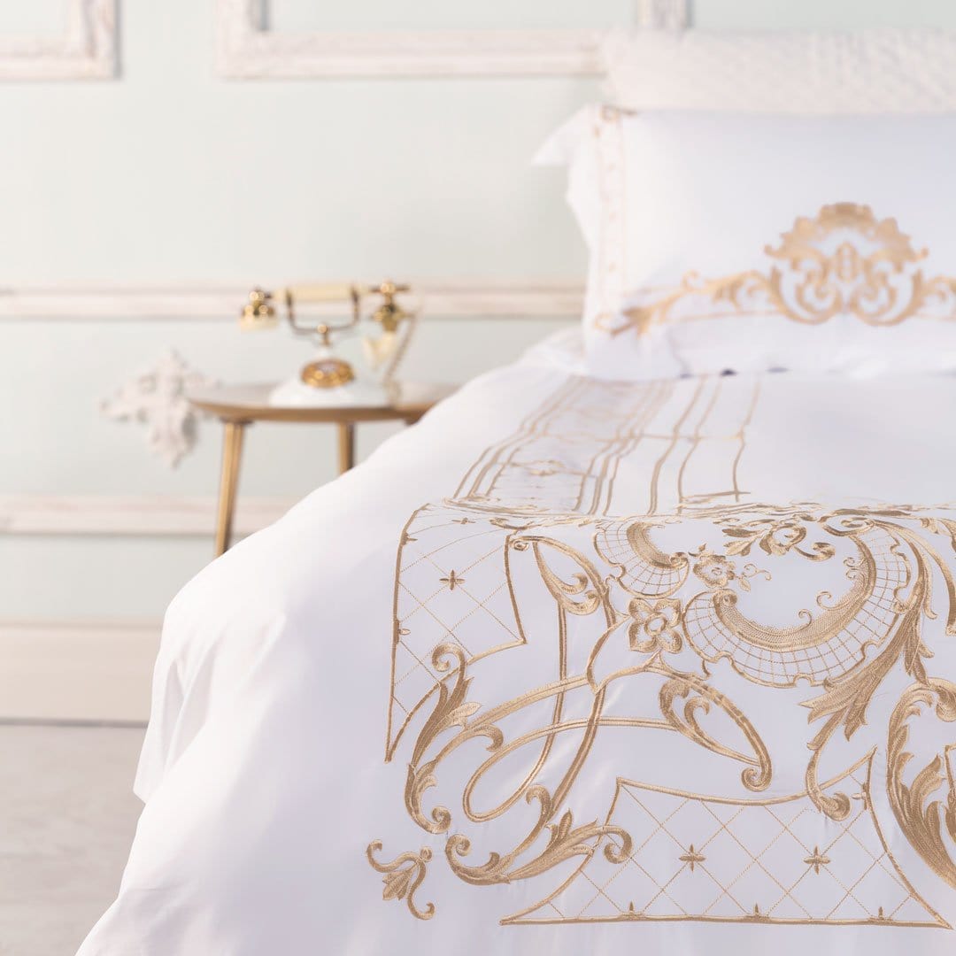 Luxurious Bedding Set in White and Gold Made from Egyptian Cotton – Elegance and Comfort for Restful Nights