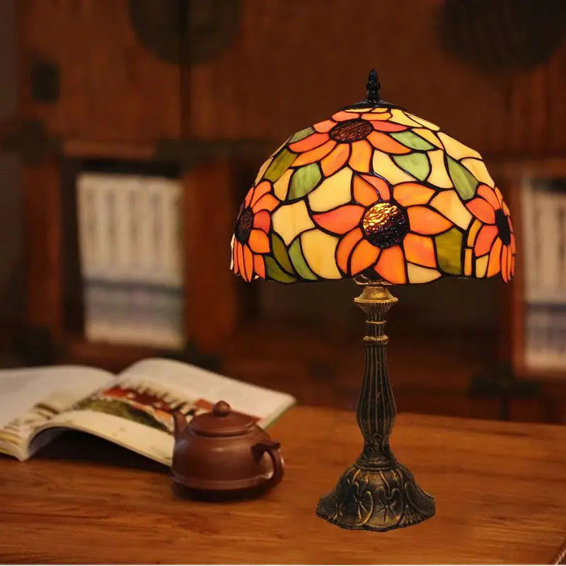 Desk Lamp in Classic Floral Pattern – Handcrafted Glass Light for Stylish Interiors