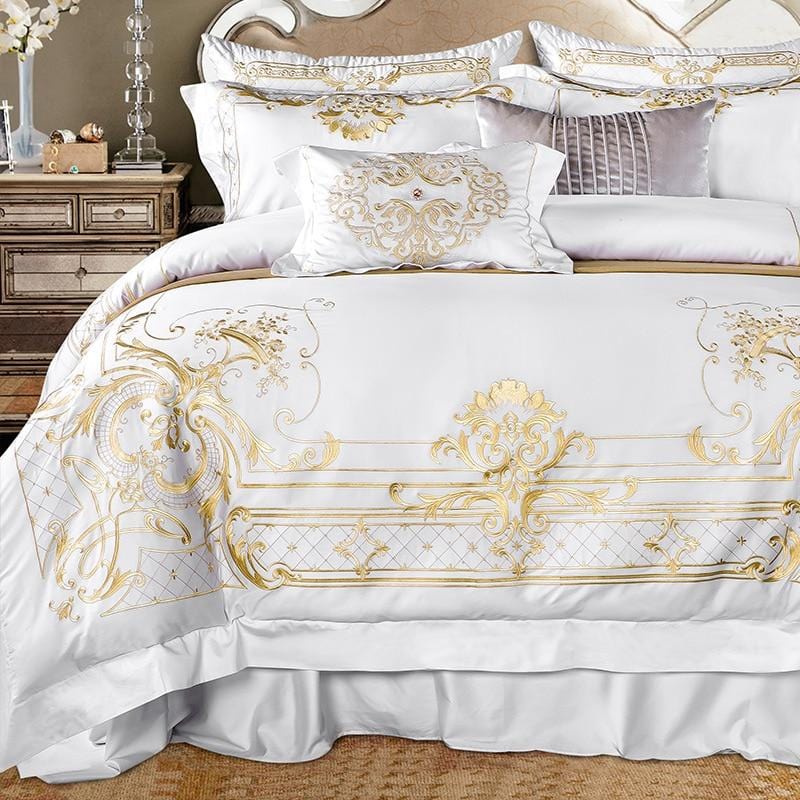 Luxurious Bedding Set in White and Gold Made from Egyptian Cotton – Elegance and Comfort for Restful Nights