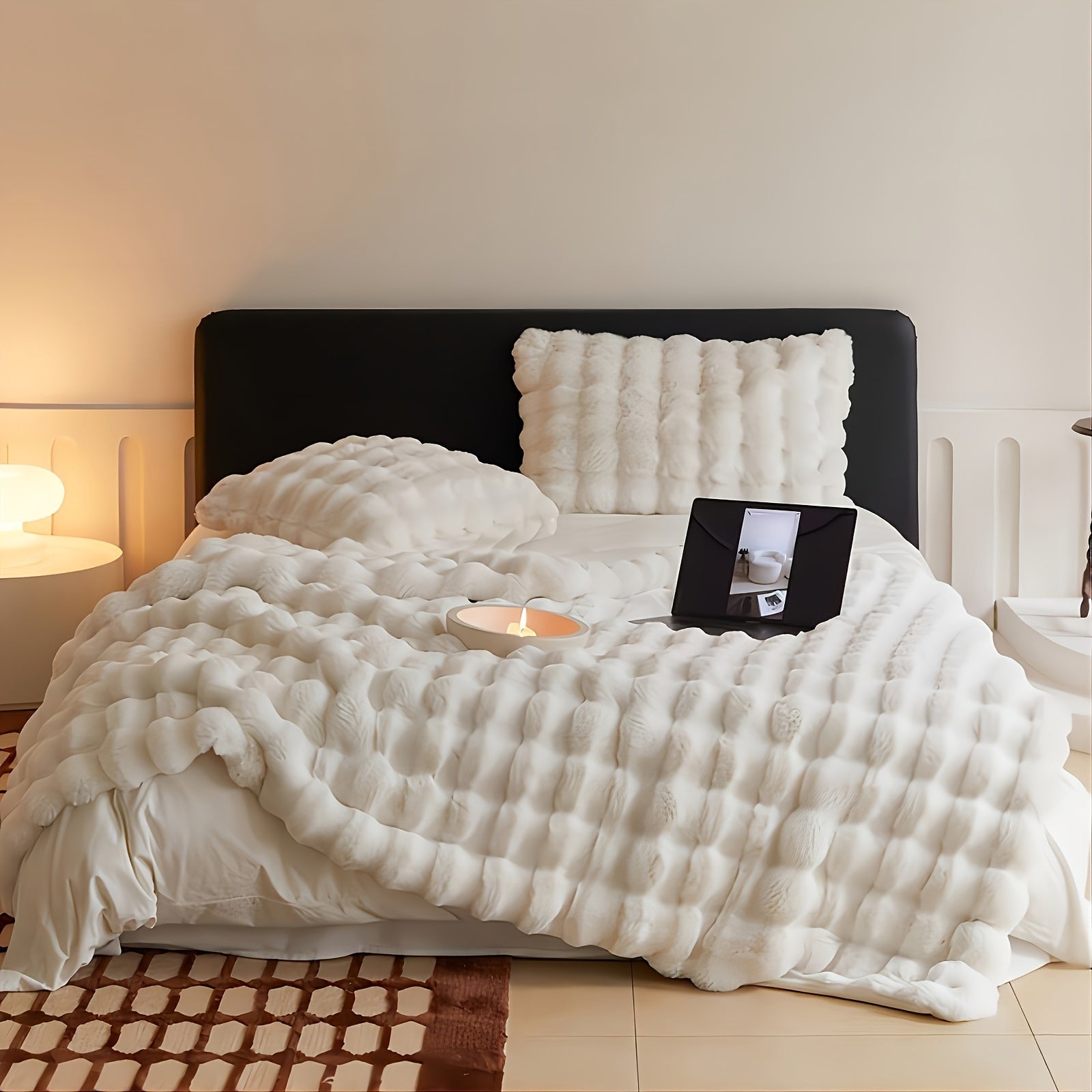 Lightweight All-Season Comforter Made of Cozy Polyester – Ideal Blanket for Pleasant Sleep Comfort