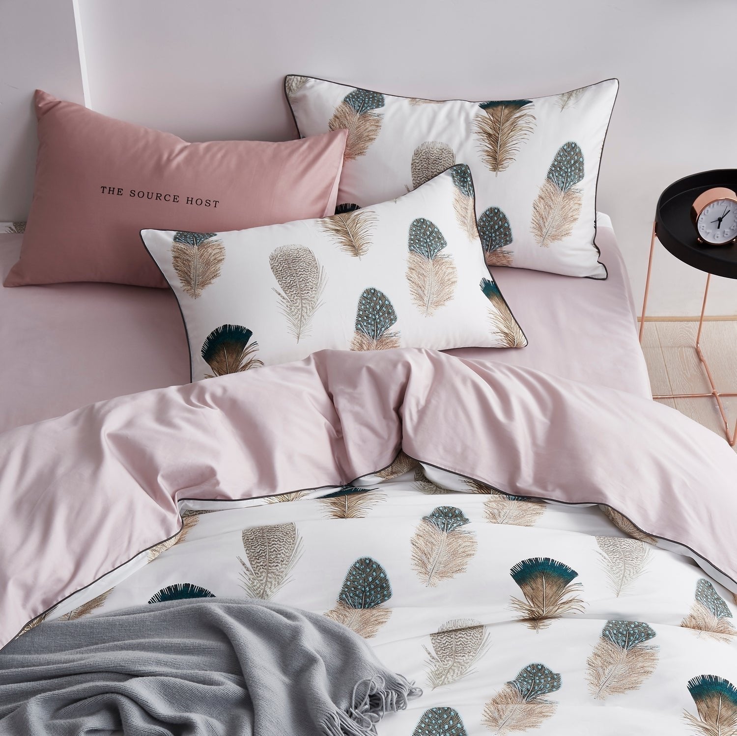 Stylish Cotton Bedding with Feather Pattern – Breathable and Soft for Restful Sleep