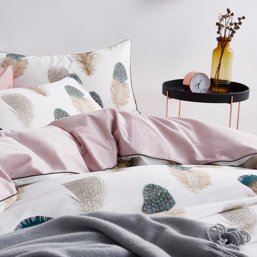 Stylish Cotton Bedding with Feather Pattern – Breathable and Soft for Restful Sleep