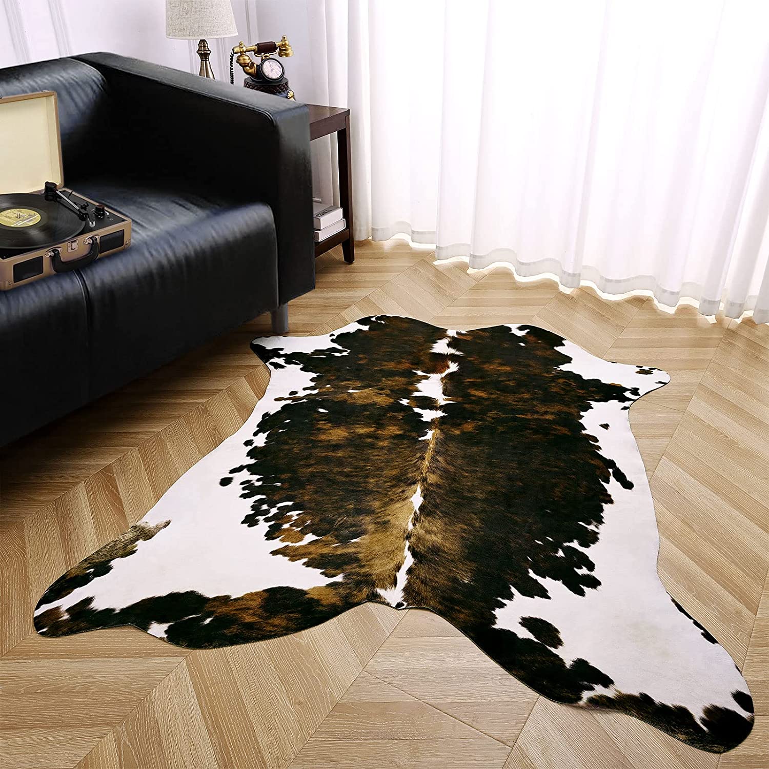 Luxurious Faux Fur Rug in Cowhide Design – Soft Decorative Rug for Living Room & Bedroom