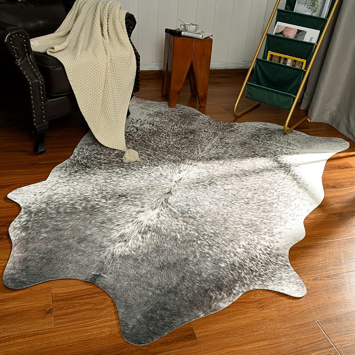 Luxurious Faux Fur Rug in Cowhide Design – Soft Decorative Rug for Living Room & Bedroom