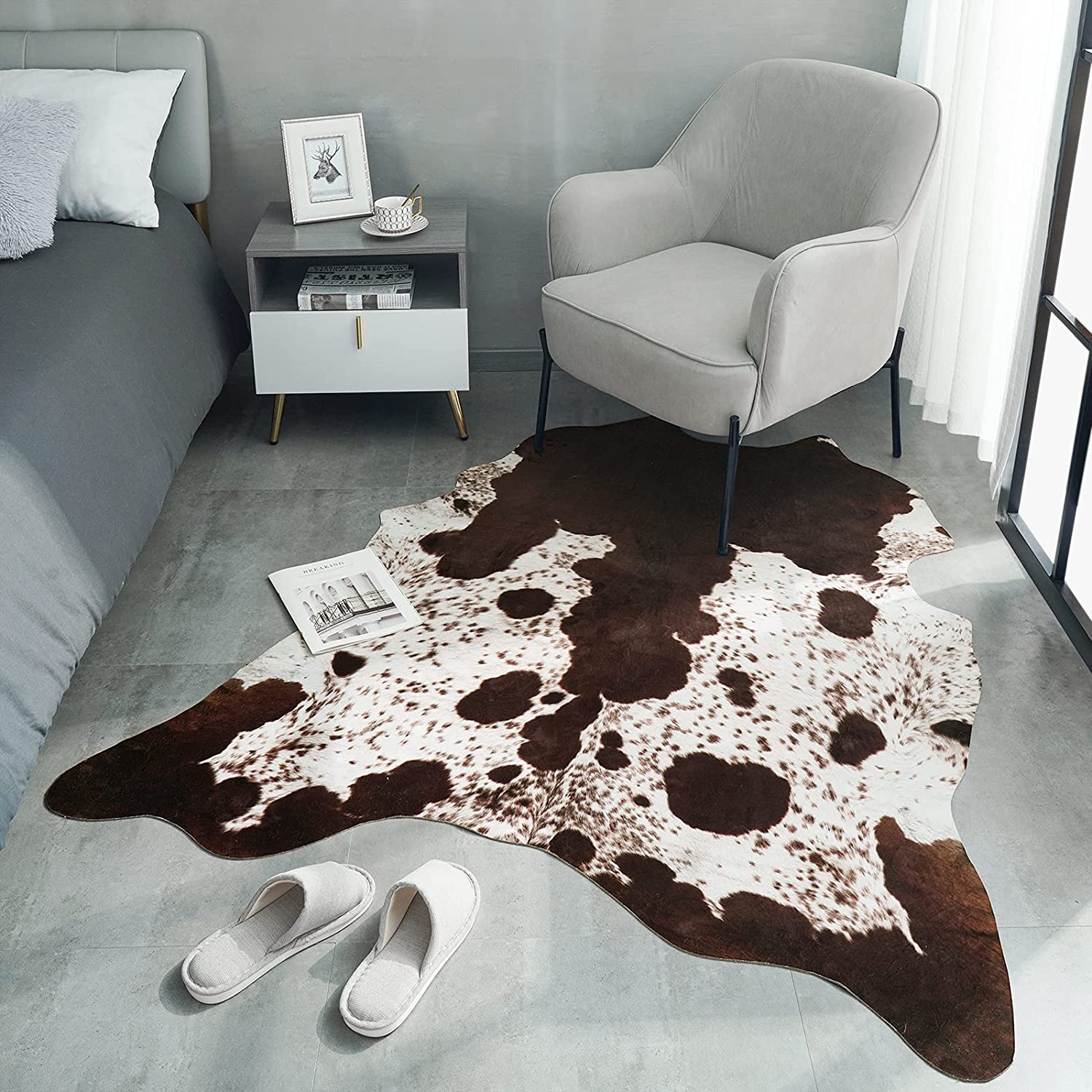 Luxurious Faux Fur Rug in Cowhide Design – Soft Decorative Rug for Living Room & Bedroom