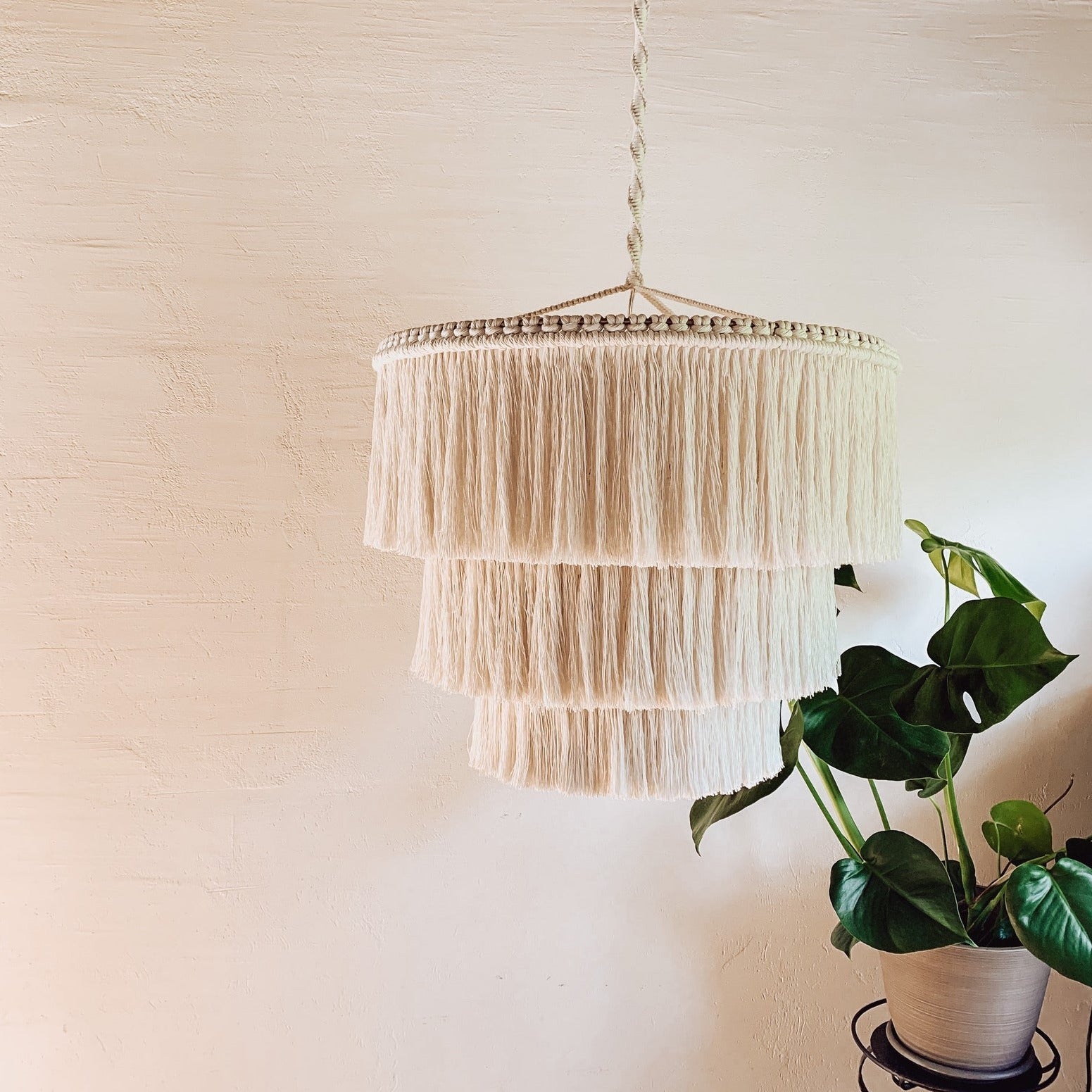 Boho Macramé Pendant Light with Fringes - Handmade Ceiling Light from Natural Materials in Scandinavian Style, Ideal for Living Room & Bedroom