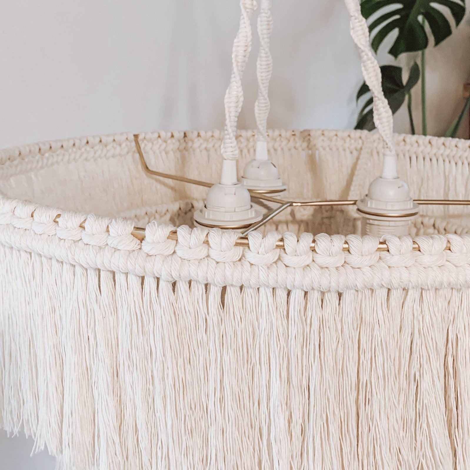 Boho Macramé Pendant Light with Fringes - Handmade Ceiling Light from Natural Materials in Scandinavian Style, Ideal for Living Room & Bedroom