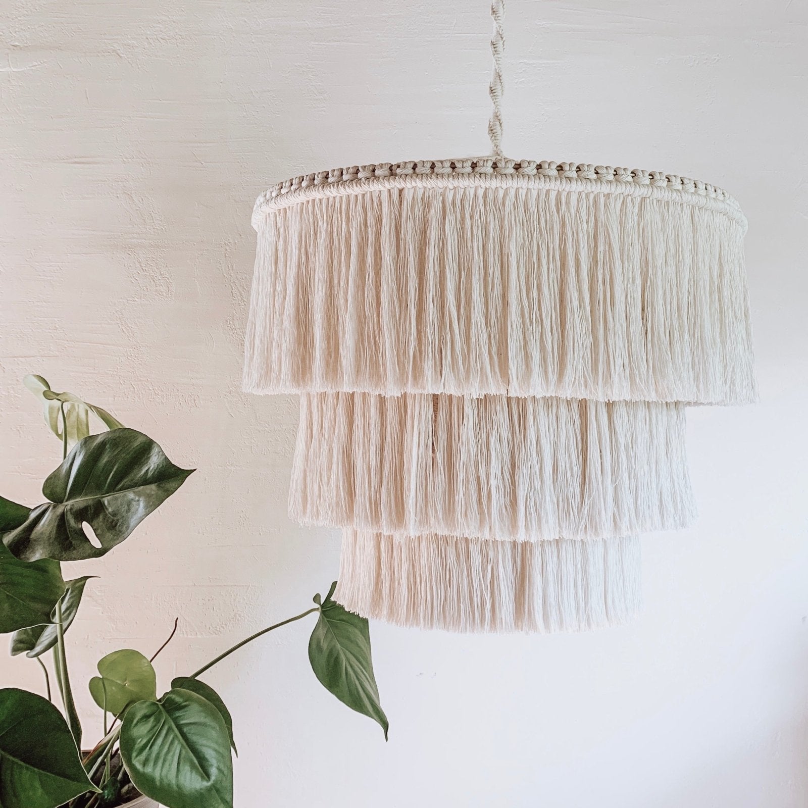 Boho Macramé Pendant Light with Fringes - Handmade Ceiling Light from Natural Materials in Scandinavian Style, Ideal for Living Room & Bedroom