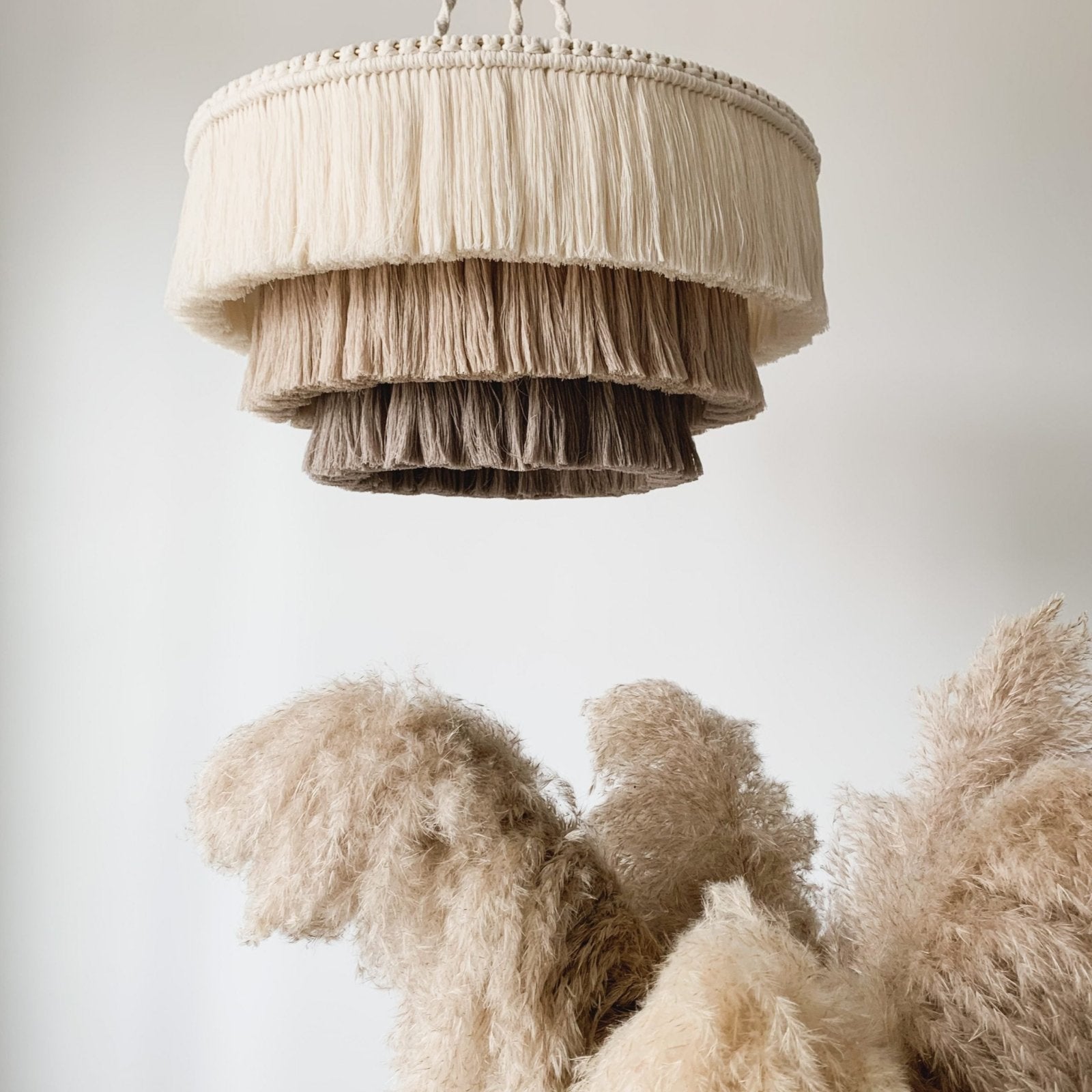 Boho Macramé Pendant Lamp Made from Natural Fibres - Handmade Ceiling Light with Fringes, Scandinavian Design for Living Room & Bedroom Lighting