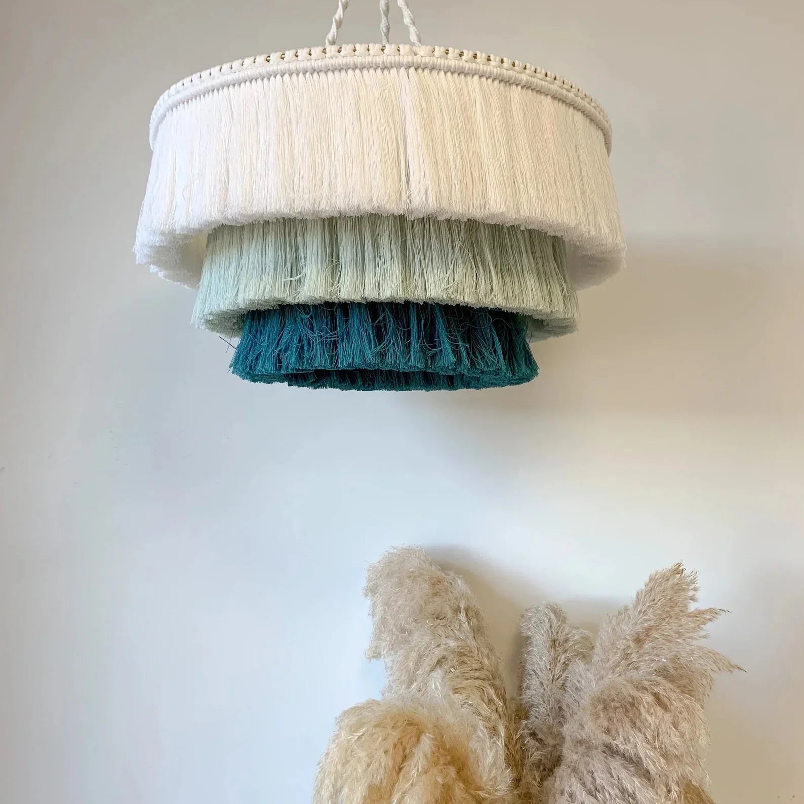 Boho Macramé Pendant Lamp Made from Natural Fibres - Handmade Ceiling Light with Fringes, Scandinavian Design for Living Room & Bedroom Lighting