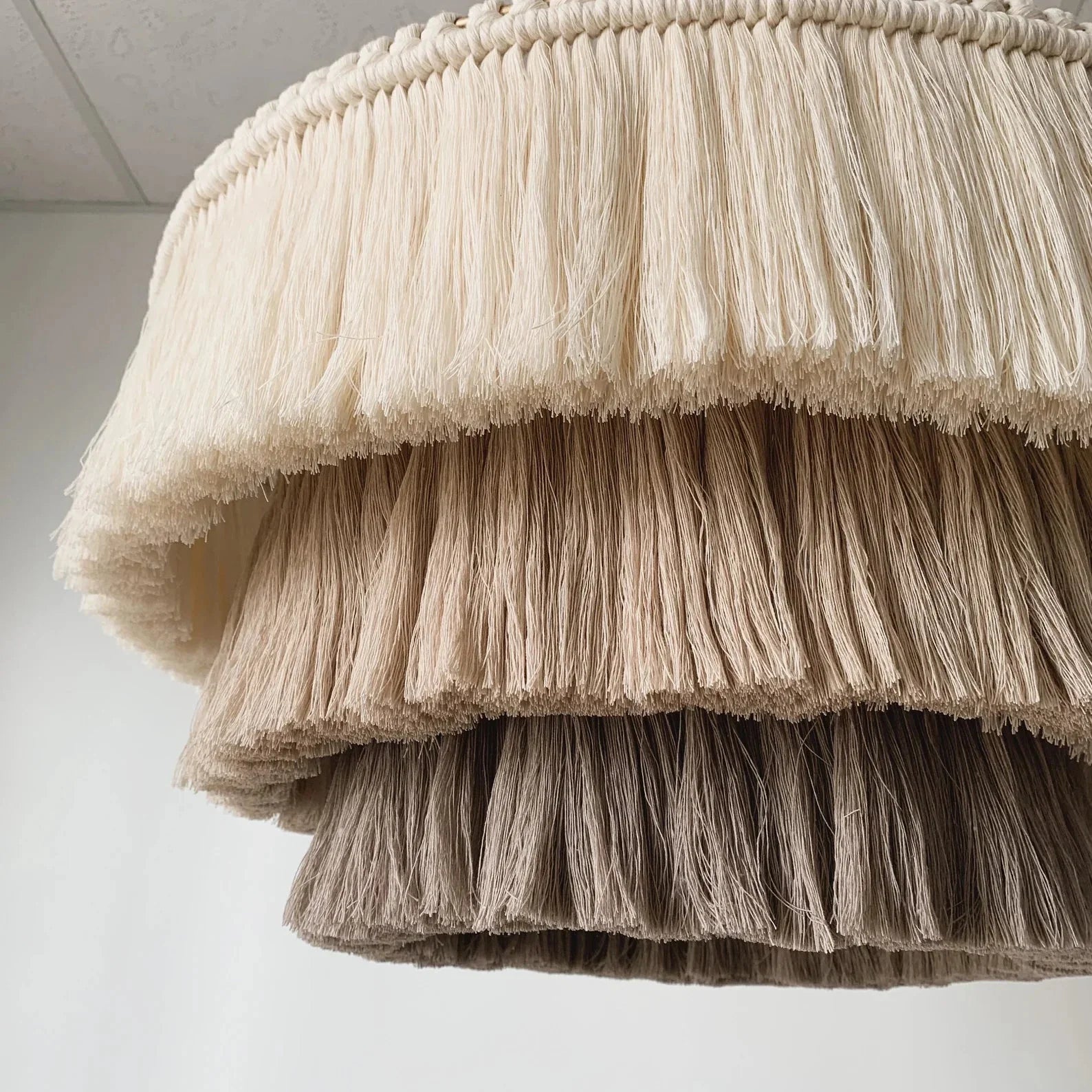 Boho Macramé Pendant Lamp Made from Natural Fibres - Handmade Ceiling Light with Fringes, Scandinavian Design for Living Room & Bedroom Lighting